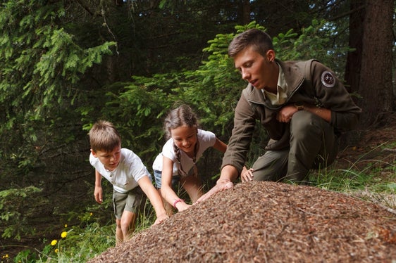 In den Naturparkhäusern gibt eine große Anzahl an Veranstaltungen für Kinder. Im Bild die Dolomiti-Ranger-Tage, die wöchentlich in den Naturparks Drei Zinnen, Fanes-Sennes-Prags, Puez-Geisler und Schlern-Rosengarten stattfinden. (Foto: IDM Südtirol, Wild Zoo Entertainment)