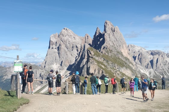 Il compito dei Südtirol Alto Adige Ranger è sensibilizzare i visitatori, in luoghi molto frequentati come il Seceda in Val Gardena (nella foto), sul comportamento corretto da tenere nei confronti della natura e del paesaggio. (Foto: Dolomites Val Gardena)