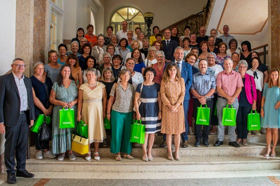 Uno dei quattro gruppi di pensionati, in onore dei quali nei giorni scorsi è stata fatta una cerimonia di saluto a Palazzo Widmann a Bolzano (Foto: ASP/Greta Stuefer)