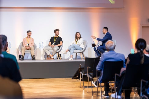 David Hofmann (Climate Action), Zeno Oberkofler (Fridays for Future Alto Adige) Majda Brecelj (Fridays for Future Alto Adige) discutono con i rappresentanti della Giunta provinciale moderati da Pietro Polidori ai Sustainability Days. (Foto: ASP/Visualite/Tiberio Sorvillo)