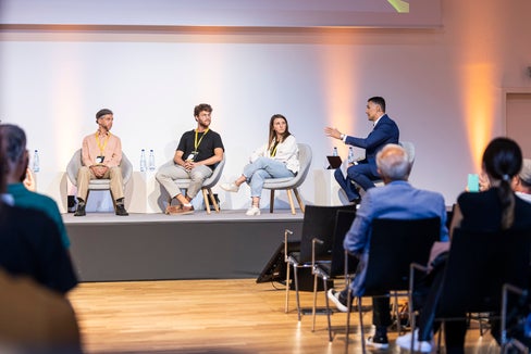 Diskutierten mit Vertretern der Landesregierung zum Thema Vom Aktivismus zur Umsetzung: (v.l.) David Hofmann (Climate Action), Zeno Oberkofler (Fridays for Future Südtirol) Majda Brecelj (Fridays for Future Südtirol) und Moderator Pietro Polidori. (Foto: LPA/Tiberio Sorvillo)