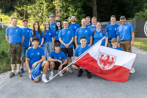 25 Athletinnen und Athleten, ausgewählt vom Südtiroler Sportschützenverband unter der Leitung von Edith Gufler, vertraten Südtirol bei den Arge-Alp-Wettkämpfen im Sportschießen in verschiedenen Disziplinen und Damen- sowie Herrenkategorien. (Foto: Südtiroler Sportschützenverband)