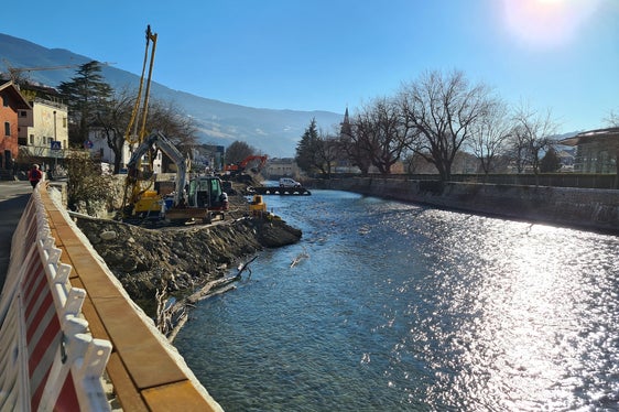 Das Landesamt für Wildbachverbauung Nord weitet den Eisack in Brixen auf der Höhe der Schwimmbadanlage Aquarena auf. (Foto: LPA/Landesamt für Wildbach- und Lawinenverbauung Nord)