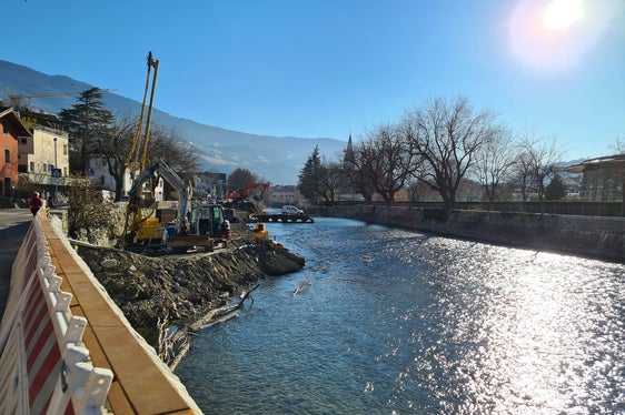 L'Isarco viene ampliato a Bressanone all'altezza dell'Aquarena per rafforzare la protezione dalle inondazioni. Procedono i lavori dell'Ufficio sistemazione bacini montano Nord (Foto: ASP)