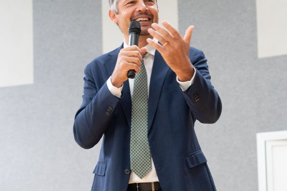 L'assessore provinciale Daniel Alfreider: Il nostro sistema scolastico ladino è unico in Alto Adige, si potrebbe dire 'europeo', grazie all'approccio plurilinguistico e quindi molto contemporaneo. (Foto: USP/Area pedagogica/Bruno Ferdigg)