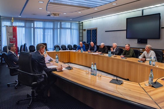 Vollzählig kam der Vorstand des Landesverbandes der Freiwilligen Feuerwehren Südtirols LFV zum Antrittsbesuch beim für den Bereich Bevölkerungsschutz zuständigen Landeshauptmann Arno Kompatscher (Vordergrund l.) und Ressortdirektor Ulrich Stofner: (gegenüber v. l.) LFV-Vorstandsmitglieder Roman Horrer und Martin Künig, Direktor Christoph Oberhollenzer, Verbandspräsident Wolfram Gapp, Stellvertreter Peter Hellweger, Vorstandsmitglied Konrad Unterthiner (Foto: LPA/Greta Stuefer)