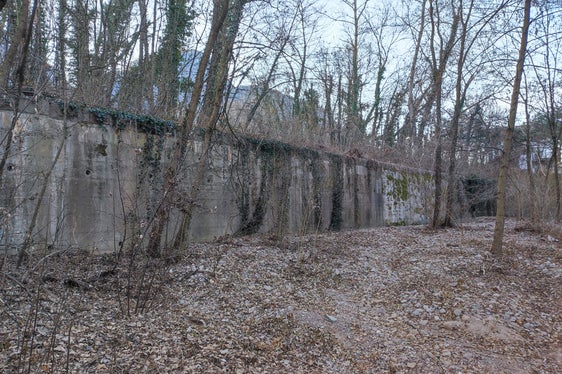 Diese Konsolidierungssperre (im Bild) wird abgerissen und weiter flussaufwärts neu errichtet. (Foto: LPA/Landesamt für Wildbach- und Lawinenverbauung Süd)