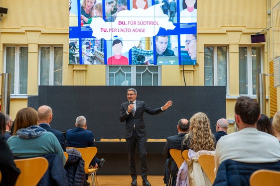 Die Mitarbeiterinnen und Mitarbeiter sind Garanten für die Qualität der Dienstleistungen der Landesverwaltung: Landeshauptmann Arno Kompatscher hieß einen Teil der neuen Bediensteten willkommen. (Foto: LPA/Fabio Brucculeri)