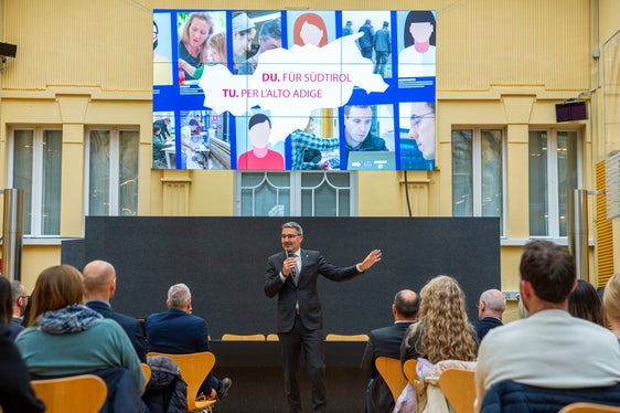 Le collaboratrici e i collaboratori della Provincia sono garanti della qualità dei servizi offerti dall'amministrazione provinciale. Questo il messaggio rivolto dal presidente Kompatscher ai nuovi assunti della Provincia. (Foto: ASP/Fabio Brucculeri)