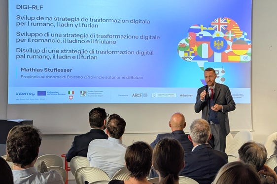 Il direttore di Ripartizione Mathias Stuflesser sottolinea l’importanza della visibilità digitale per le tre lingue retoromanze. (Foto: Direzione Istruzione, Formazione e Cultura ladina/Robert Sama)