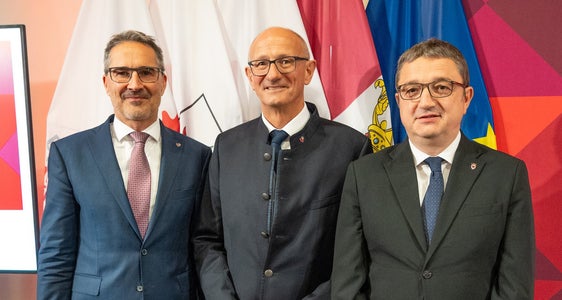 Bën 30 ani na usc deberieda a Bruxelles, de gra al Ufize de Cunliamënt y de Referimënt dl’Euregio: i presidënc dla Jontes raiuneles de Südtirol, Arno Kompatscher (da man ciancia), l presidënt dl’Euregio Anton Mattle (Tirol) y Maurizio Fugatti (Trentin) pra la festa ufiziela ai 18 de nuvëmber 2025 (Foto: Land Tirol/Pölzl).