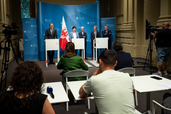 Im Rahmen einer gemeinsamen Pressekonferenz stellten Landeshauptmann Arno Kompatscher, Landesrätin Ulli Mair und die Vertreter der drei lokalen Banken die ausgearbeiteten Neuerungen für das Bausparen vor. (Foto: LPA/Fabio Brucculeri)