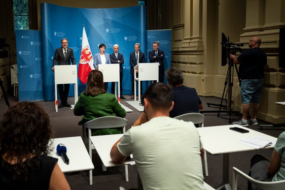 Im Rahmen einer gemeinsamen Pressekonferenz stellten Landeshauptmann Arno Kompatscher, Landesrätin Ulli Mair und die Vertreter der drei lokalen Banken die ausgearbeiteten Neuerungen für das Bausparen vor. (Foto: LPA/Fabio Brucculeri)