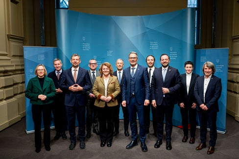 Die Landesregierung, bestehend aus Magdalena Amhof, Luis Walcher, Daniel Alfreider, Christian Bianchi, Rosmarie Pamer, Peter Brunner, Arno Kompatscher, Philipp Achammer, Marco Galateo, Ulli Mair und Hubert Messner (von links nach rechts) hat im ersten Jahr ihrer Amtszeit konkrete Maßnahmen gesetzt, die die Menschen in den Mittelpunkt stellen. (Foto: LPA/Fabio Brucculeri)