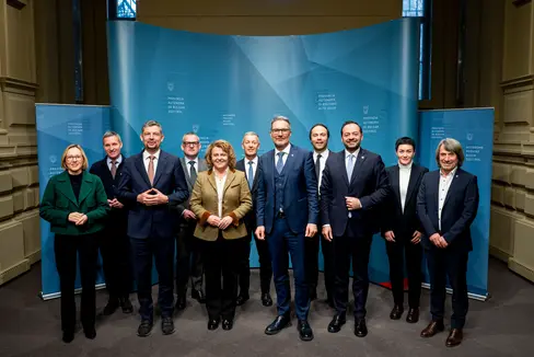 Die Landesregierung, bestehend aus Magdalena Amhof, Luis Walcher, Daniel Alfreider, Christian Bianchi, Rosmarie Pamer, Peter Brunner, Arno Kompatscher, Philipp Achammer, Marco Galateo, Ulli Mair und Hubert Messner (von links nach rechts) hat im ersten Jahr ihrer Amtszeit konkrete Maßnahmen gesetzt, die die Menschen in den Mittelpunkt stellen. (Foto: LPA/Fabio Brucculeri)