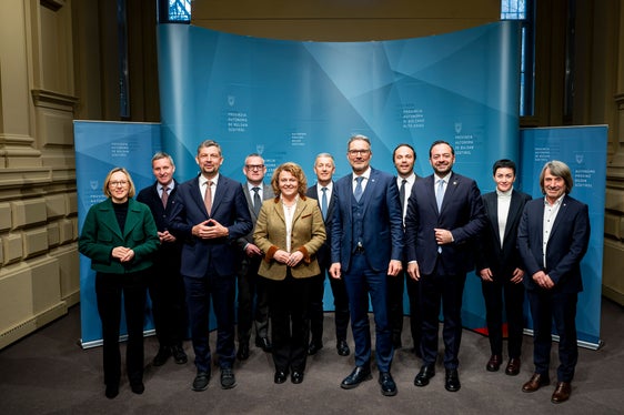 Die Landesregierung, bestehend aus Magdalena Amhof, Luis Walcher, Daniel Alfreider, Christian Bianchi, Rosmarie Pamer, Peter Brunner, Arno Kompatscher, Philipp Achammer, Marco Galateo, Ulli Mair und Hubert Messner (von links nach rechts) hat im ersten Jahr ihrer Amtszeit konkrete Maßnahmen gesetzt, die die Menschen in den Mittelpunkt stellen. (Foto: LPA/Fabio Brucculeri)