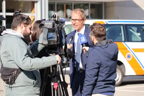 Con il test di allarme di prova della Protezione civile vogliamo aumentare la consapevolezza della popolazione. Il direttore dell'Agenzia per la Protezione civile Klaus Unterweger durante le interviste al termine del test provinciale. (Foto: ASP/Maja Clara)