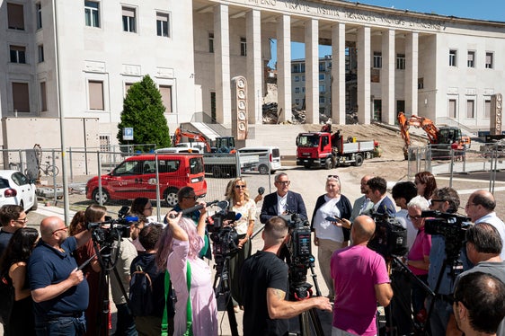 Affollato punto stampa, in piazza Tribunale a Bolzano, per la presidente del Tribunale di Bolzano Francesca Bortolotti, l'assessore provinciale Christian Bianchi, la soprintendente provinciale ai Beni culturali Karin Dalla Torre e il direttore di Dipartimento Daniel Bedin. (Foto: USP/Fabio Brucculeri)