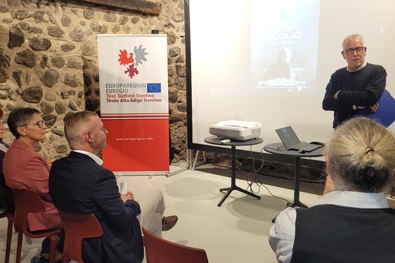 Im Mittelpunkt des jüngsten Kulturdonnerstags der Euregio stand Don Giovanni Battista Panizza, ein Trentiner Geistlicher und Politiker, der sich zu Beginn des 20. Jahrhunderts besonders um die Armutsbekämpfung und die Entwicklung des Genossenschaftswesens verdient gemacht hat. (Foto: Euregio/Armin Gluderer)