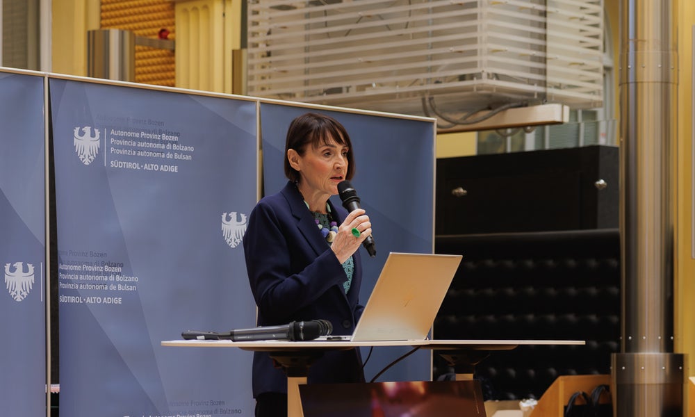 Il commissario del Governo Maddalena Travaglini ha sottolineato, nel corso della conferenza stampa, quanto sia importante la collaborazione nella prevenzione degli incidenti stradali. (Foto: USP/STA/Ivan Brentegani)