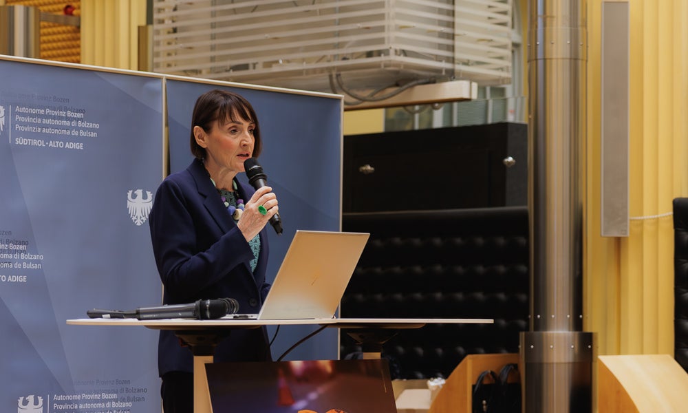 Die Regierungskommissärin Maddalena Travaglini betonte im Rahmen der Pressekonferenz die Bedeutung der Zusammenarbeit bei der Vorbeugung von Verkehrsunfällen. (Foto: LPA/STA/Ivan Brentegani)