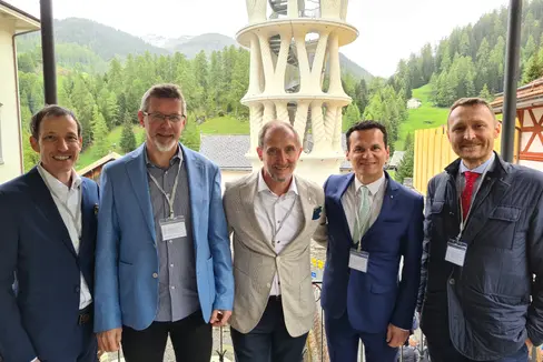 Dai 20 ai 22 de ma é na delegaziun dl'Intendënza y Cultura ladina jüda a vijité le raiun linguistich rumanc ti Grijiuns (da man ciampa a man dërta): Andreas Gabriel, Carlo Suani, Markus Solinger, André Comploi y Mathias Stuflesser (Foto: USP/Intendënza y Cultura ladina)