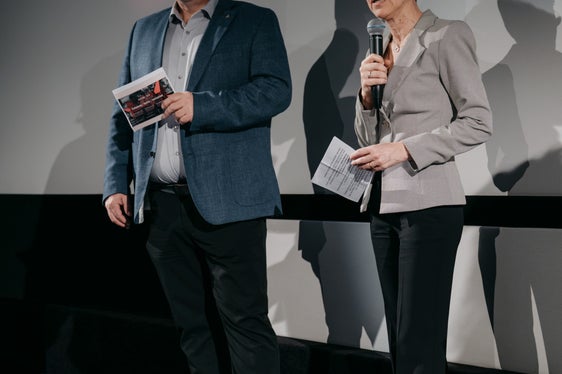 Virna Bussadori (r.), Direktorin der Landesabteilung Natur, Landschaft und Raumentwicklung, die für das Dolomiten Unesco Welterbe in Südtirol zuständig ist, und Landesgeologe und Jurymitglied Volkmar Mair bei der Preisverleihung am 12. April in Bozen (Foto: Bolzano Film Festival Bozen/Daniele Fiorentino)