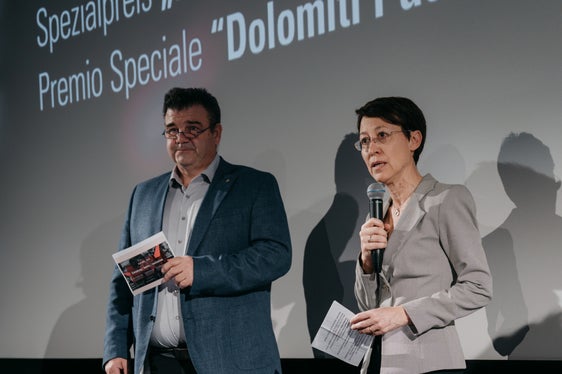Virna Bussadori (r.), Direktorin der Landesabteilung Natur, Landschaft und Raumentwicklung, die für das Dolomiten Unesco Welterbe in Südtirol zuständig ist, und Landesgeologe und Jurymitglied Volkmar Mair bei der Preisverleihung am 12. April in Bozen (Foto: Bolzano Film Festival Bozen/Daniele Fiorentino)