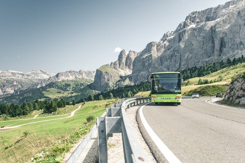 Über die Einführung einer Low-Emission-Zone sollen die Verkehrsströme auf den Dolomitenpässen optimal gelenkt und das Mobilitätsmanagement mit weiteren Maßnahmen verbessert werden. (Foto: IDM/Manuel Kottersteger)