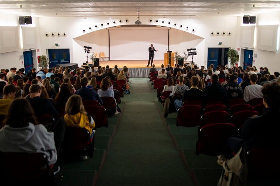 Für Optimismus plädierte Landeshauptmann Arno Kompatscher vor Oberschülerinnen und Oberschülern in Sachen Klimakrise. (Foto: LPA/Fabio Brucculeri)