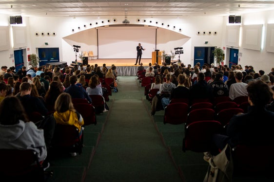 Nel corso della visita al WFO e al Realgymnasium/FOB di Bolzano, il presidente della Provincia, Arno Kompatscher, ha illustrato la strategia dell’Alto Adige nel campo della sostenibilità (Foto: ASP/Fabio Bruccoleri)