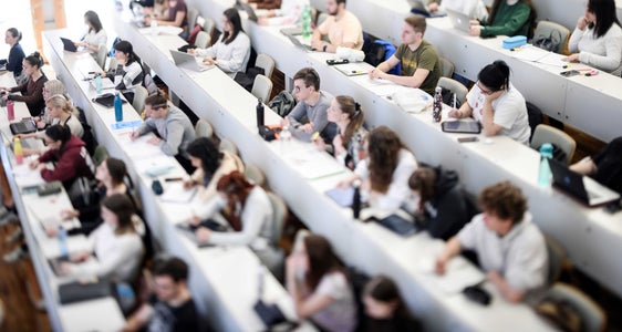 Studierende brauchen eine Unterkunft – vielerorts fehlt es am Angebot. Aus dem Pnrr-Fonds gibt es nun 1,2 Milliarden Euro für die Errichtung und die anschließende Bereitstellung von Studentenwohnungen. (Foto: Claudiana)