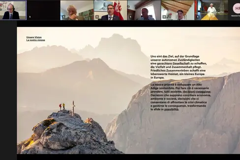 Per raggiungere gli obiettivi di sostenibilità, è necessaria una rete istituzionale tra i comuni e la Provincia dell'Alto Adige - ha dichiarato il Presidente Kompatscher durante l'incontro online con i responsabili della sostenibilità. (Foto: ASP)