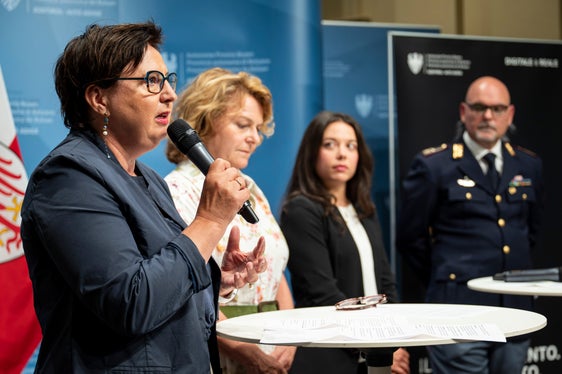 Judith Gögele, presidente del Comitato provinciale per le comunicazioni, ha ribadito la forte influenza che la comunicazione digitale ha sulla convivenza. “Internet e i social media non sono più mondi paralleli, ma fanno parte della nostra quotidianità. Ciò che viene detto lì non rimane lì, ma si ripercuote sulla realtà”. (Foto: USP/Fabio Brucculeri)