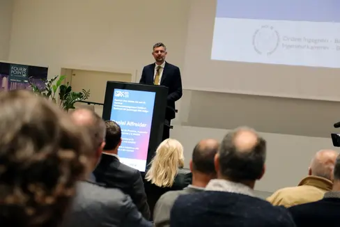 Durch moderne Parkleitsysteme und smarte Tarifgestaltung, wie sie unsere Gemeinden zum Teil bereits implementieren, wollen wir unnötigen Verkehr verringern und den öffentlichen Personenverkehr stärken, erklärte Mobilitätslandesrat Daniel Alfreider die Strategie des Landes in puncto Parkraummanagement. (Foto: LPA/Ingo Dejaco)