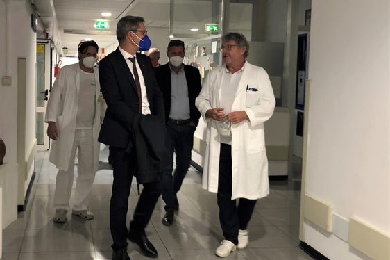 Beim Lokalaugenschein besuchte Landeshauptmann Kompatscher die Abteilungen Gynäkologie und Geburtshilfe und konnte sich mit Primar Steinkasserer (r. i. B.) über aktuelle Themen unterhalten. (Foto: Südtiroler Sanitätsbetrieb)