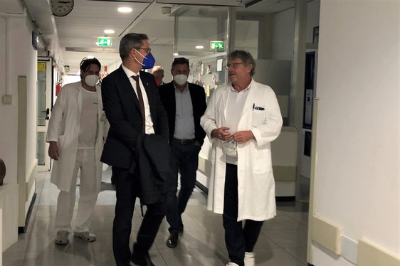 Beim Lokalaugenschein besuchte Landeshauptmann Kompatscher die Abteilungen Gynäkologie und Geburtshilfe und konnte sich mit Primar Steinkasserer (r. i. B.) über aktuelle Themen unterhalten. (Foto: Südtiroler Sanitätsbetrieb)