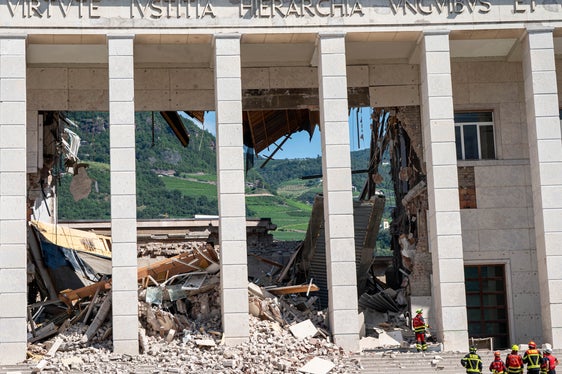 All'interno dell'edificio, in cui solitamente lavorano 150 persone, erano presenti sei addetti alle pulizie e solo una di queste persone ha riportato dei leggeri graffi, mentre le altre sono completamente illese. (Foto: USP/Fabio Brucculeri)
