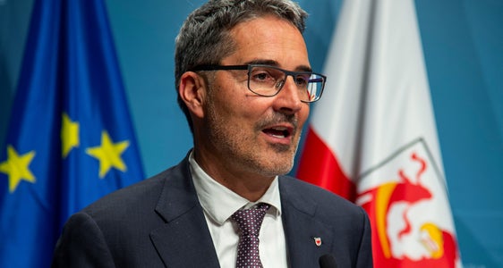 Il presidente della Provincia autonoma di Bolzano Arno Kompatscher e, sullo sfondo, la bandiera dell'Unione Europea e quella dell'Alto Adige (Foto: ASP/Fabio Brucculeri)