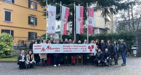 “Weiter sehen”: Logo und Motto des Museumsjahrs 2025 wurden beim Treffen von Museumsvertretenden aus Tirol, Südtirol und dem Trentino in Trient vorstellt. (Foto: Euregio)