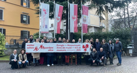 “Guardare oltre: il logo e il motto dell'Anno dei Musei 2025 sono stati presentati a Trento in occasione dell'incontro dei rappresentanti dei Musei di Tirolo, Alto Adige e Trentino (Foto: Euregio)