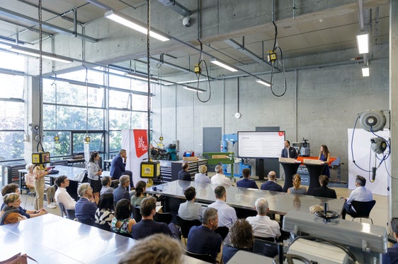 Un'officina della Scuola professionale provinciale per l'industria e l'artigianato di Bolzano è stato scelta dall'assessore provinciale Achammer per ripercorrere gli ultimi cinque anni di lavoro nei suoi diversi e ampi settori di responsabilità. (Foto: ASP/Tiberio Sorvillo)