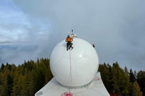Das Radom mit seinen fünfeckigen Modulen erinnert an einen Fußball. (Foto: LPA/Dienst für Risikoprävention und CUE Trient)