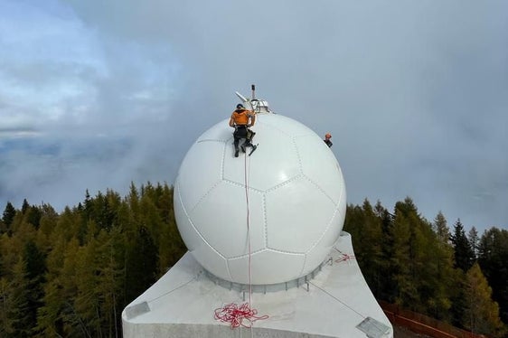 Das Radom mit seinen fünfeckigen Modulen erinnert an einen Fußball. (Foto: LPA/Dienst für Risikoprävention und CUE Trient)