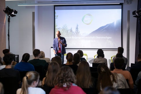 Armin Bernhard, presidente della Bürger*Genossenschaft Obervinschgau, nel corso del suo intervento (Foto: ASP/Visualite/Tiberio Sorvillo)