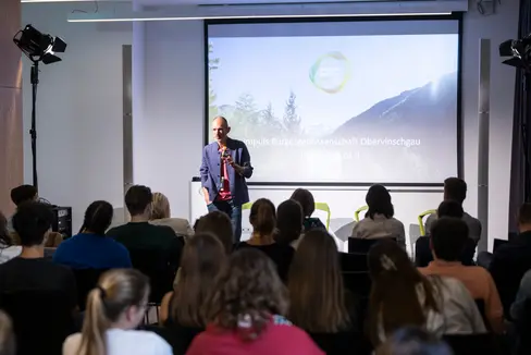 Armin Bernhard, presidente della Bürger*Genossenschaft Obervinschgau, nel corso del suo intervento (Foto: ASP/Visualite/Tiberio Sorvillo)