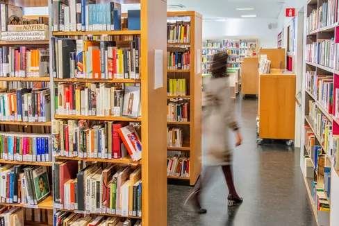 Am 23. April startet die Leseaktion Liesmich Leggimi 2026 in den Bibliotheken Südtirols: Wer eines oder mehrere der ausgewählten 80 Bücher bis Ende Oktober liest und kommentiert, kann einen von 200 Preisen gewinnen. (Foto: LPA/Peter Daldos)