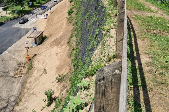 LUfficio sistemazione bacini montani Sud ha ristrutturato la diga paramassi di 20 anni sopra la statale Bolzano-Merano a sud di Gargazzone. (Foto: ASP/Ufficio sistemazione bacini montani Sud)