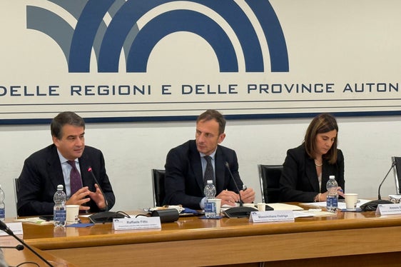 Il vicepresidente esecutivo della Commissione europea e commissario europeo per la politica di coesione, Raffaele Fitto, primo da sinistra, qui nel corso del suo intervento, affiancato dal presidente della Regione Friuli Venezia Giulia e della Conferenza delle Regioni e delle Province autonome, Massimiliano Fedriga, e dalla segretaria generale della Conferenza, Alessia Grillo. (Foto: Conferenza delle Regioni e delle Province autonome)