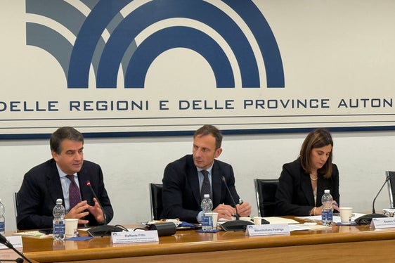 Sie diskutierten bei der Sitzung der Konferenz der Regionen und der Autonomen Provinzen am 18. Dezember in Rom (von links): Der EU-Kommissar für Kohäsionspolitik, Raffaele Fitto, der Präsident der Region Friaul-Julisch Venetien sowie der Konferenz der Regionen und Autonomen Provinzen, Massimiliano Fedriga, und die Generalsekretärin der Konferenz, Alessia Grillo.
(Foto: Konferenz der Regionen und Autonomen Provinzen)